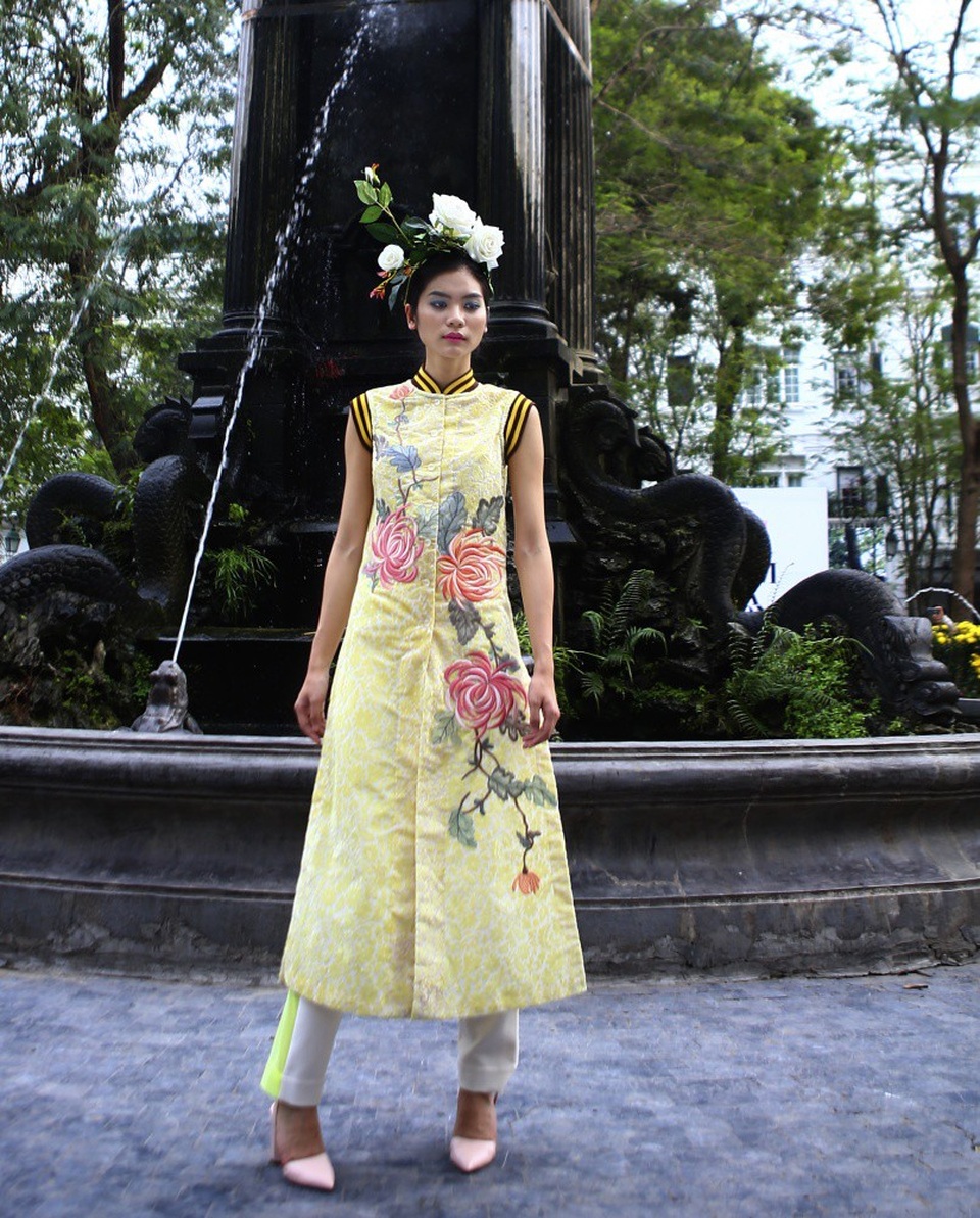 NTK Minh Hạnh đưa ngựa trắng lên sàn diễn Tuần lễ thời trang Việt Nam - Italia - 22 NTK Cao Duy diễn tả vẻ nữ tính bằng những đóa hồng trên chất liệu nhung tuyết.