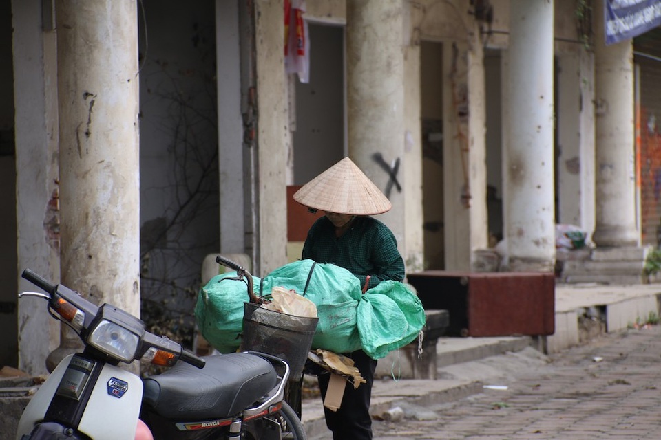 Khu tập thể "đất vàng" Hà Nội thành nhà hoang chứa rác hôi thối - 8
Đường dây điện và vật liệu kim loại khác trong khu nhà nhà đã bị cạy đục lấy đi, để lại các khoảng tường nham nhở.