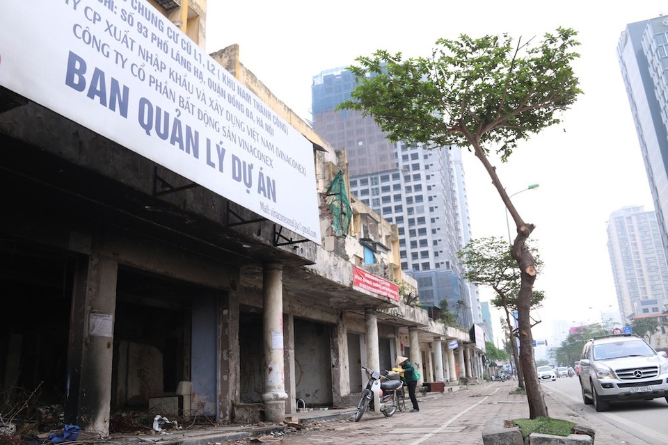 Khu tập thể "đất vàng" Hà Nội thành nhà hoang chứa rác hôi thối - 2
Thời điểm hiện tại, công ty CP Bất động sản Vinaconex đã là chủ của dự án này với tấm bảng lớn treo phía ngoài mặt đường Láng Hạ có in đầy đủ thông tin về dự án, đơn vị thi công. Dự án bị mua đi bán lại và không được tiến hành xây dựng khiến khu nhà tập thể cũ thành nơi xả rác.