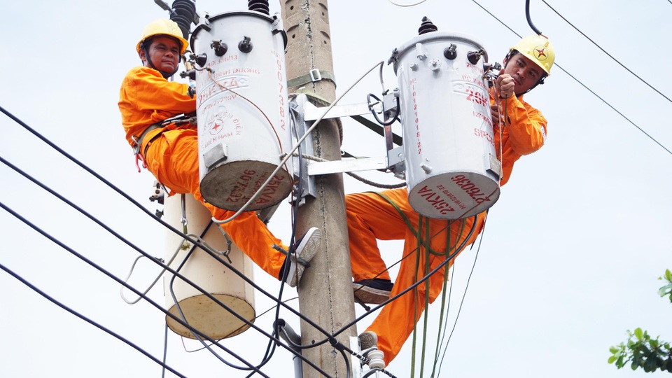 Gần 99% yêu cầu của khách hàng sử dụng điện miền Nam được giải quyết đúng hẹn - 2 Gần 99% yêu cầu của khách hàng sử dụng điện miền Nam được giải quyết đúng hẹn - 2
