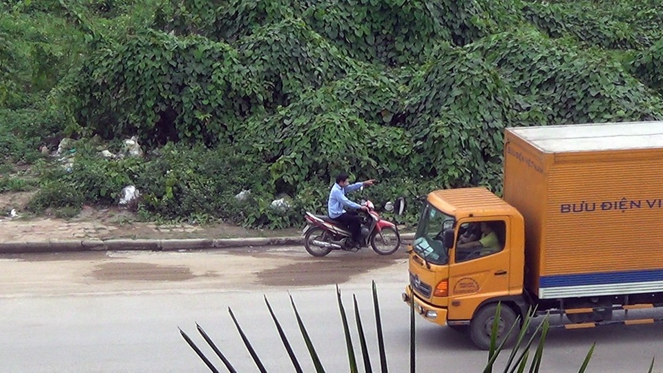 
Cầu Thăng Long có 2 tầng đường, trong đó tầng 1 dành cho xe máy và đường tàu hỏa, tầng 2 dành riêng cho ô tô. Tuy nhiên, hàng ngày, rất đông người đi xe máy vẫn đi qua tầng 2 của cầu.
