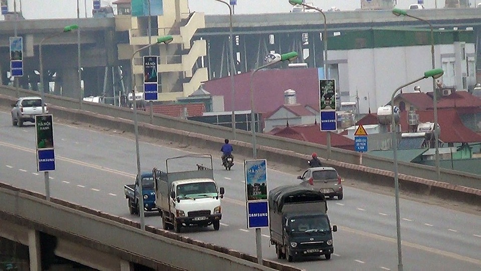 
Tình trạng người dân vô tư đi lên tầng 2 cầu Thăng Long khá phổ biến.
