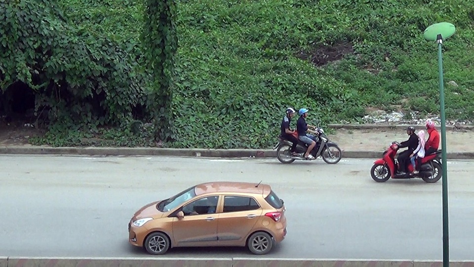 
Không chỉ đi vào đường cấm, nhiều xe máy còn đi ngược chiều cả một đoạn đường dài ở hai bên đầu cầu.
