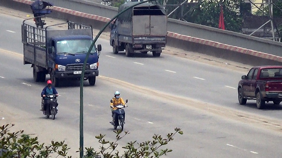 
Cả hai chiều đường trên tầng 2 của cầu đều thường xuyên có xe máy qua lại.
