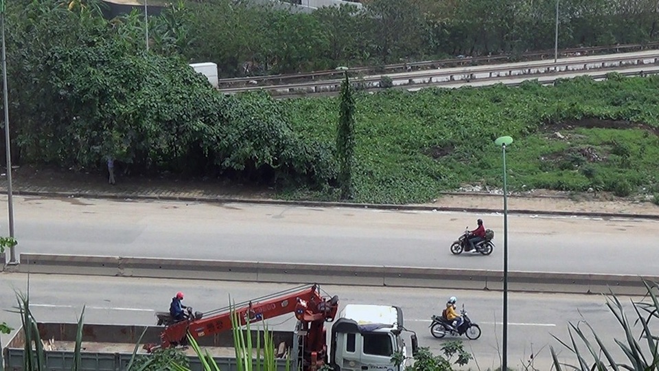 
Việc người điều khiển xe máy đi vào tầng đường dành riêng cho ô tô khá nguy hiểm vì ô tô thường đi qua đây với tốc độ cao.
