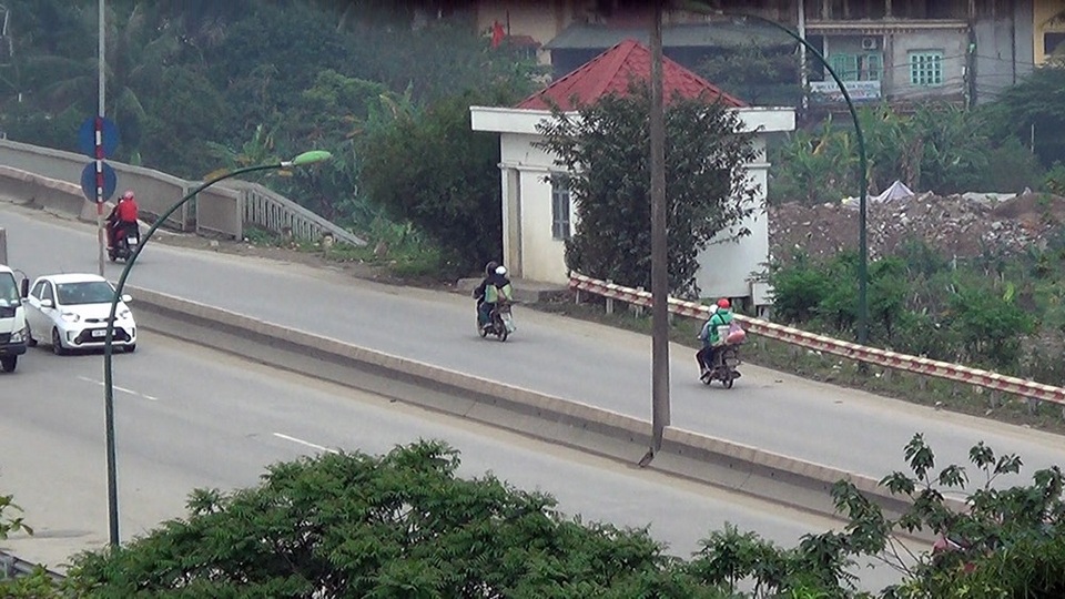"Liều mạng" đi xe máy vào đường cấm trên cầu Thăng Long - 5