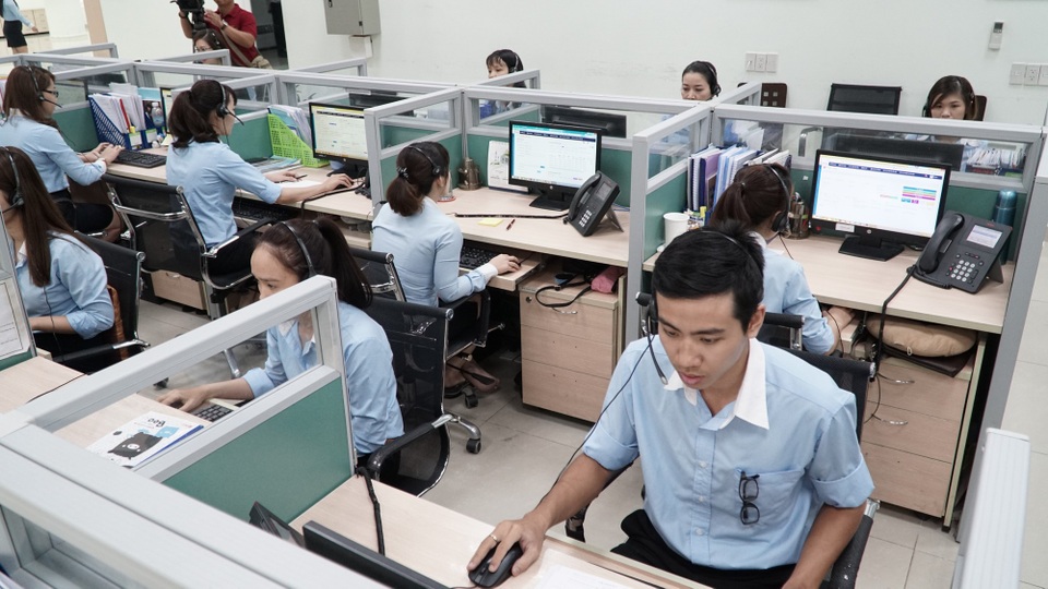 Gần 99% yêu cầu của khách hàng sử dụng điện miền Nam được giải quyết đúng hẹn - 1 Trung bình mỗi ngày, EVNSPC.CC tiếp nhận 5.000 giao dịch của khách hàng dung điện tại 21 tỉnh, thành phố phía Nam. Ảnh Đình Hoàng