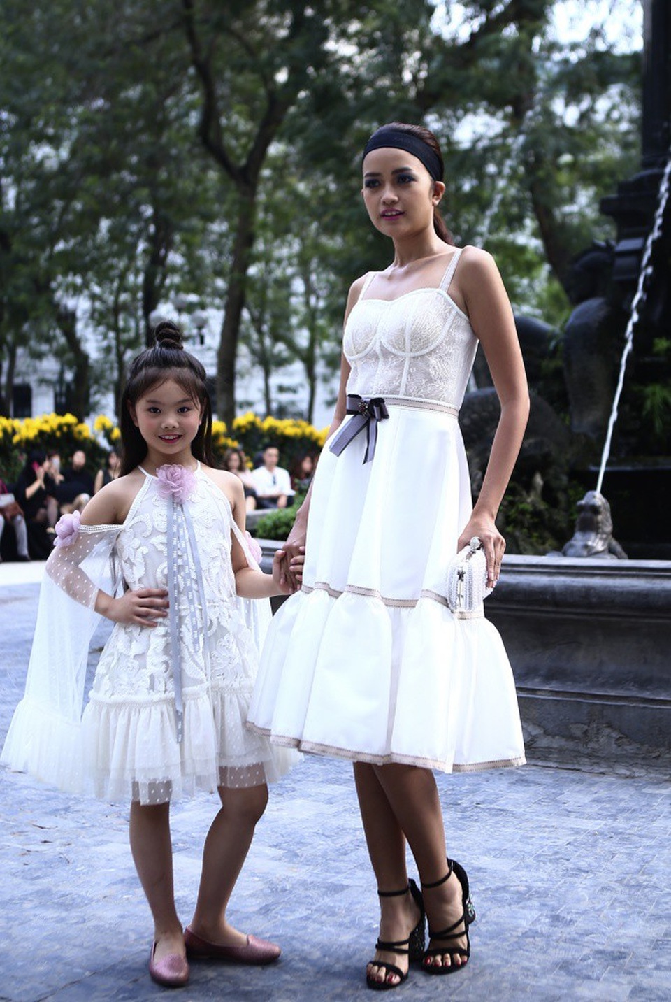 NTK Minh Hạnh đưa ngựa trắng lên sàn diễn Tuần lễ thời trang Việt Nam - Italia - 18 Những gam màu trầm nhẹ diễn đạt vẻ nữ tính thuần khiết.