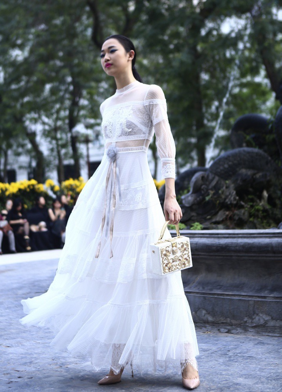 NTK Minh Hạnh đưa ngựa trắng lên sàn diễn Tuần lễ thời trang Việt Nam - Italia - 16 NTK Hà Duy mang đến những thiết kế bay bổng.