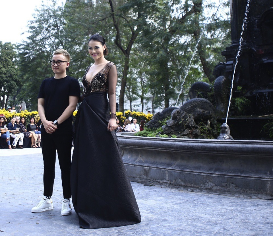 NTK Minh Hạnh đưa ngựa trắng lên sàn diễn Tuần lễ thời trang Việt Nam - Italia - 15 Mở màn là những thiết kế đậm chất trữ trình, nữ tính của NTK Hà Duy, những chất liệu được kết hợp một cách nhẹ nhàng tinh tế.