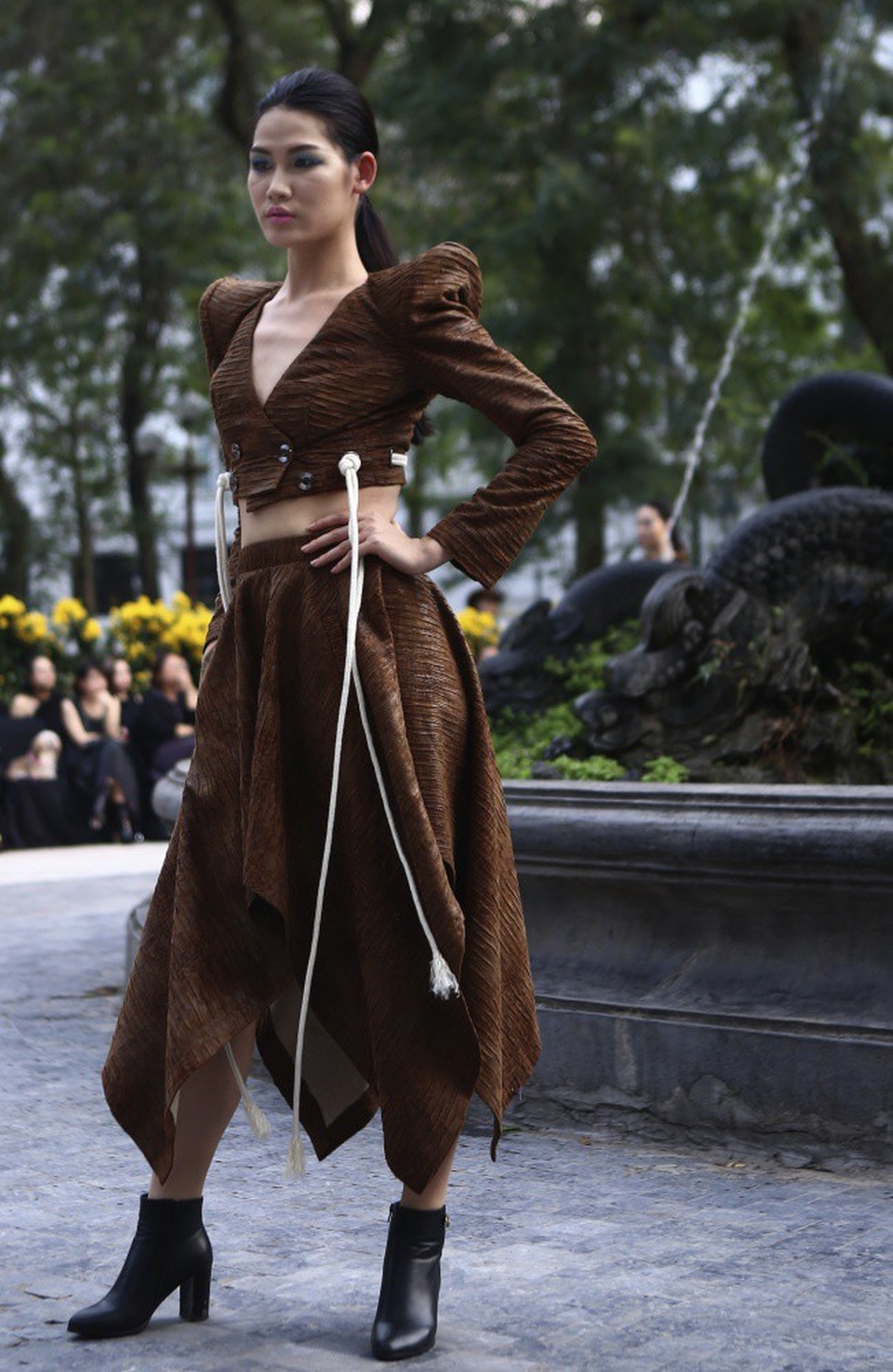 NTK Minh Hạnh đưa ngựa trắng lên sàn diễn Tuần lễ thời trang Việt Nam - Italia - 20 NTK Minh Hạnh đưa ngựa trắng lên sàn diễn Tuần lễ thời trang Việt Nam - Italia - 20