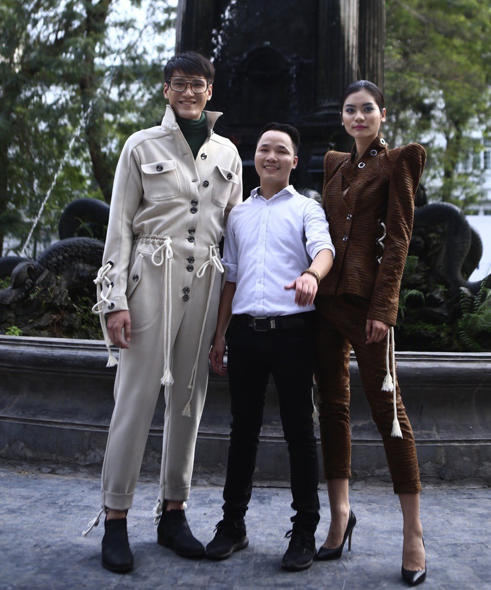 NTK Minh Hạnh đưa ngựa trắng lên sàn diễn Tuần lễ thời trang Việt Nam - Italia - 19 NTK Hảo Nguyễn chinh phục khán giả bằng kỹ thuật veston nâng cao và vẻ nam tính của những chiếc áo boomber trang trí bằng kỹ thuật đan dây sinh động.