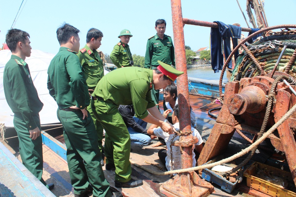 Giải cứu 4 thuyền viên bị chủ tàu trói bằng xích sắt - 2
Lực lượng chức năng tỉnh Quảng Ngãi đã giải cứu 4 ngư dân bị chủ tàu trói bằng dây thừng, xích sắt.