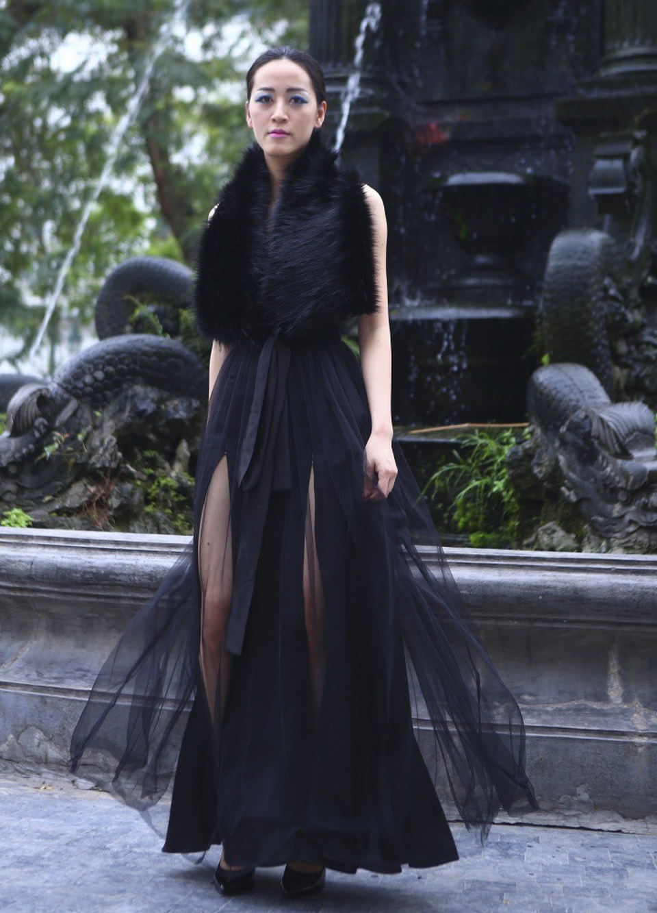 NTK Minh Hạnh đưa ngựa trắng lên sàn diễn Tuần lễ thời trang Việt Nam - Italia - 26 Vẻ đẹp người con gái trở nên gợi cảm và đầy bí ẩn.