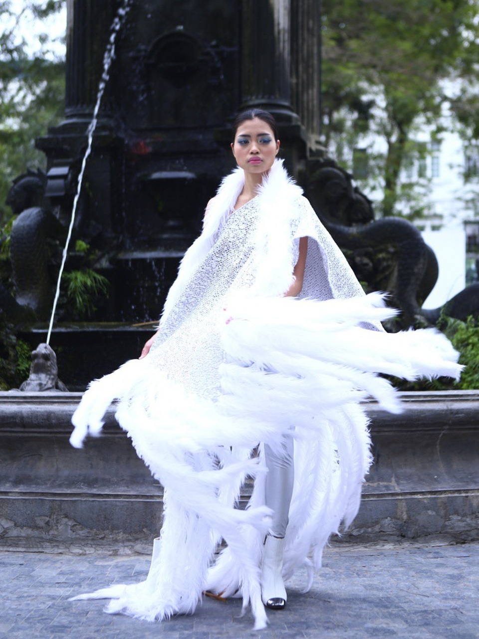 NTK Minh Hạnh đưa ngựa trắng lên sàn diễn Tuần lễ thời trang Việt Nam - Italia - 25 NTK Minh Hạnh đưa ngựa trắng lên sàn diễn Tuần lễ thời trang Việt Nam - Italia - 25