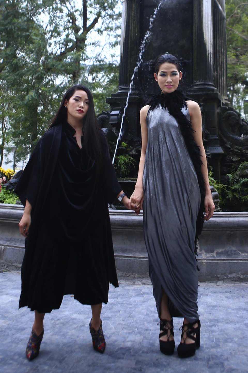 NTK Minh Hạnh đưa ngựa trắng lên sàn diễn Tuần lễ thời trang Việt Nam - Italia - 24 NTK Huyền Nhung Nguyễn mang đến bản hoà tấu mới lạ cho thời trang.