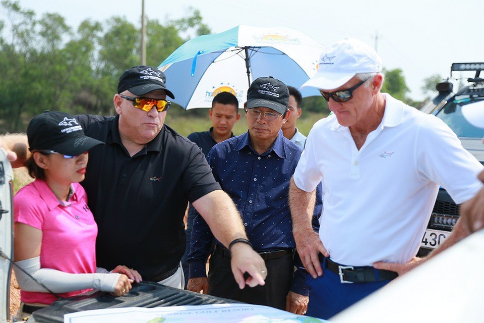 Huyền thoại golf thế giới Greg Norman đến Việt Nam thiết kế sân golf - 1 Tay golf huyền thoại Greg Norman đã đến Quảng Bình để khảo sát, thiết kế sân golf