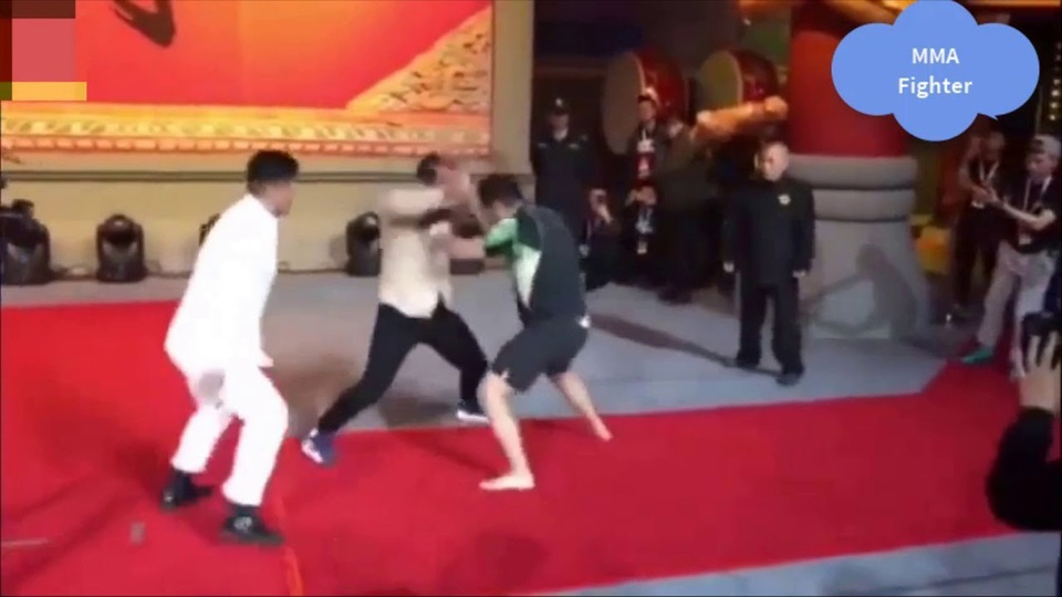 CĐV nước ngoài nói gì về việc Từ Hiểu Đông hạ cao thủ Vịnh Xuân? - 1 Những pha ra đòn của Đinh Hạo không đủ sức mạnh để có thể hạ gục Từ Hiểu Đông (ảnh cắt từ clip)