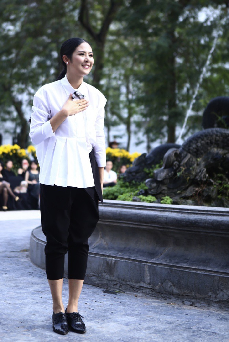 NTK Minh Hạnh đưa ngựa trắng lên sàn diễn Tuần lễ thời trang Việt Nam - Italia - 11 NTK - Hoa hậu Ngọc Hân mong muốn trở về với tuổi thơ thời còn cắp sách đến trường bằng hai màu đen trắng.