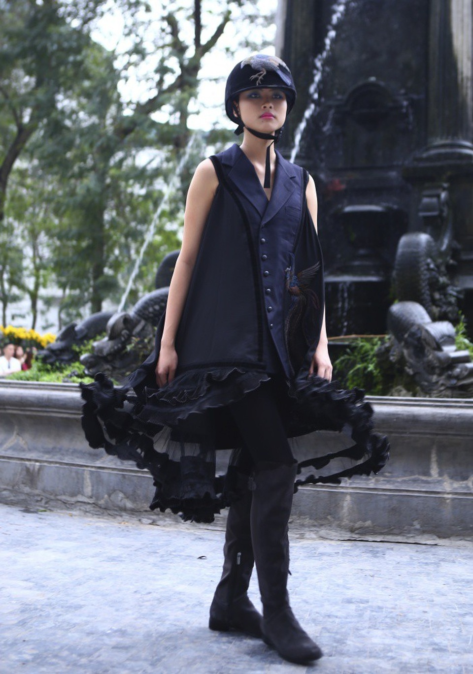 NTK Minh Hạnh đưa ngựa trắng lên sàn diễn Tuần lễ thời trang Việt Nam - Italia - 8 Ngoài những thiết kế ấn tượng, NTK cũng mang đến những chiếc nón của những người đua ngựa để kết hợp với trang phục một cách hài hoà.