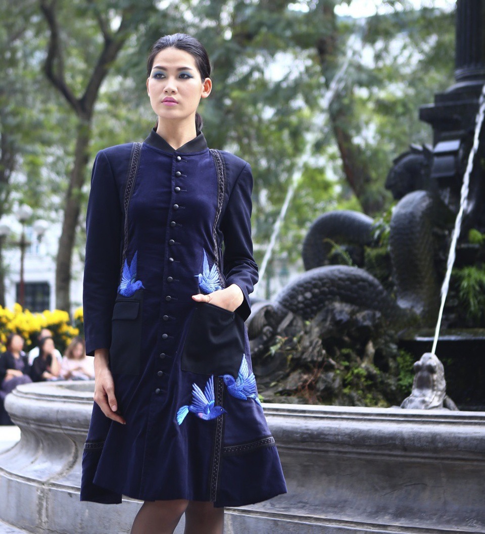 NTK Minh Hạnh đưa ngựa trắng lên sàn diễn Tuần lễ thời trang Việt Nam - Italia - 7 Kỹ thuật thêu tay 3D trên nền vải lụa và lanh.