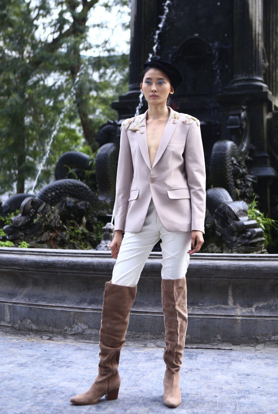 NTK Minh Hạnh đưa ngựa trắng lên sàn diễn Tuần lễ thời trang Việt Nam - Italia - 6 NTK Minh Hạnh cho biết, cảm hứng của bộ sưu tập được lấy từ đường nét, kiểu dáng của trang phục đua ngựa hết sức khoẻ khoắn và hiện đại.