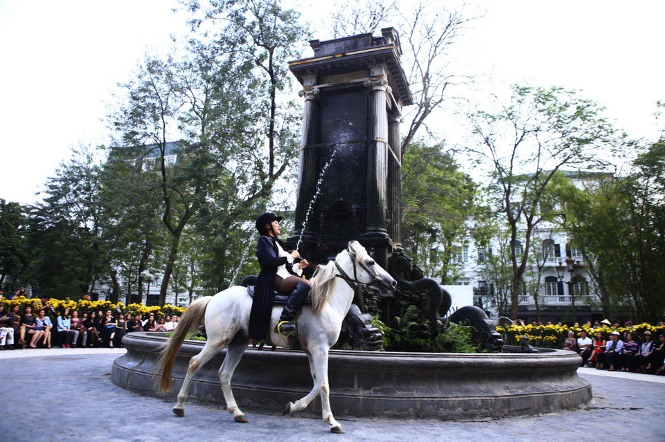 NTK Minh Hạnh đưa ngựa trắng lên sàn diễn Tuần lễ thời trang Việt Nam - Italia - 2 NTK Minh Hạnh mở màn bộ sưu tập theo cách rất đặc biệt là sự xuất hiện đầy kiêu hãnh của một chú ngựa trắng.