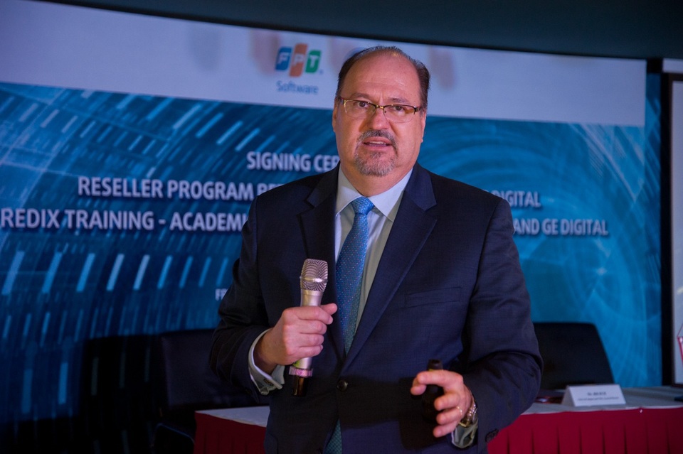 “Công ty làm chủ phần mềm sẽ nắm trong tay tương lai” - 2 Bill Ruh, Tổng Giám đốc GE Digital nhấn mạnh tầm quan trọng của phần mềm trong quá trình chuyển đổi của các ngành công nghiệp trong tương lai.
