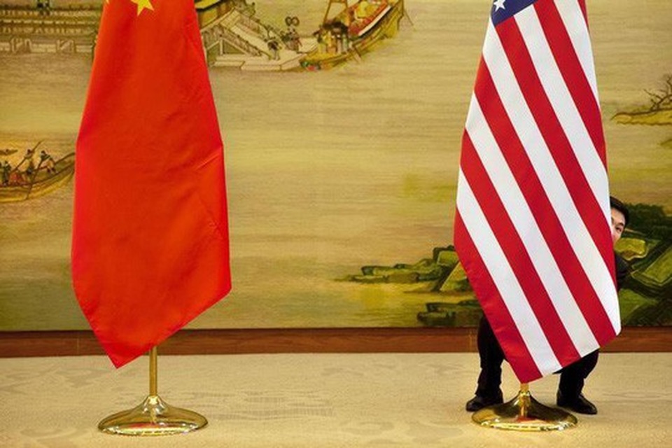 Ông Trump xài chiến thuật mới trong "cú đòn" 60 tỉ USD với Trung Quốc - 1
Nhân viên chỉnh cờ tại Bộ Ngoại giao Trung Quốc ở Bắc Kinh trước một cuộc họp báo hồi tháng 1-2016. Ảnh: Reuters