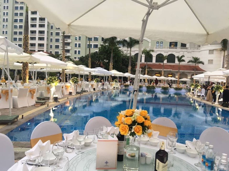 Không gian tiệc cưới VIP ngay cạnh bể bơi của một khách sạn ở Hà Nội. (Ảnh: Nhân vật cung cấp).