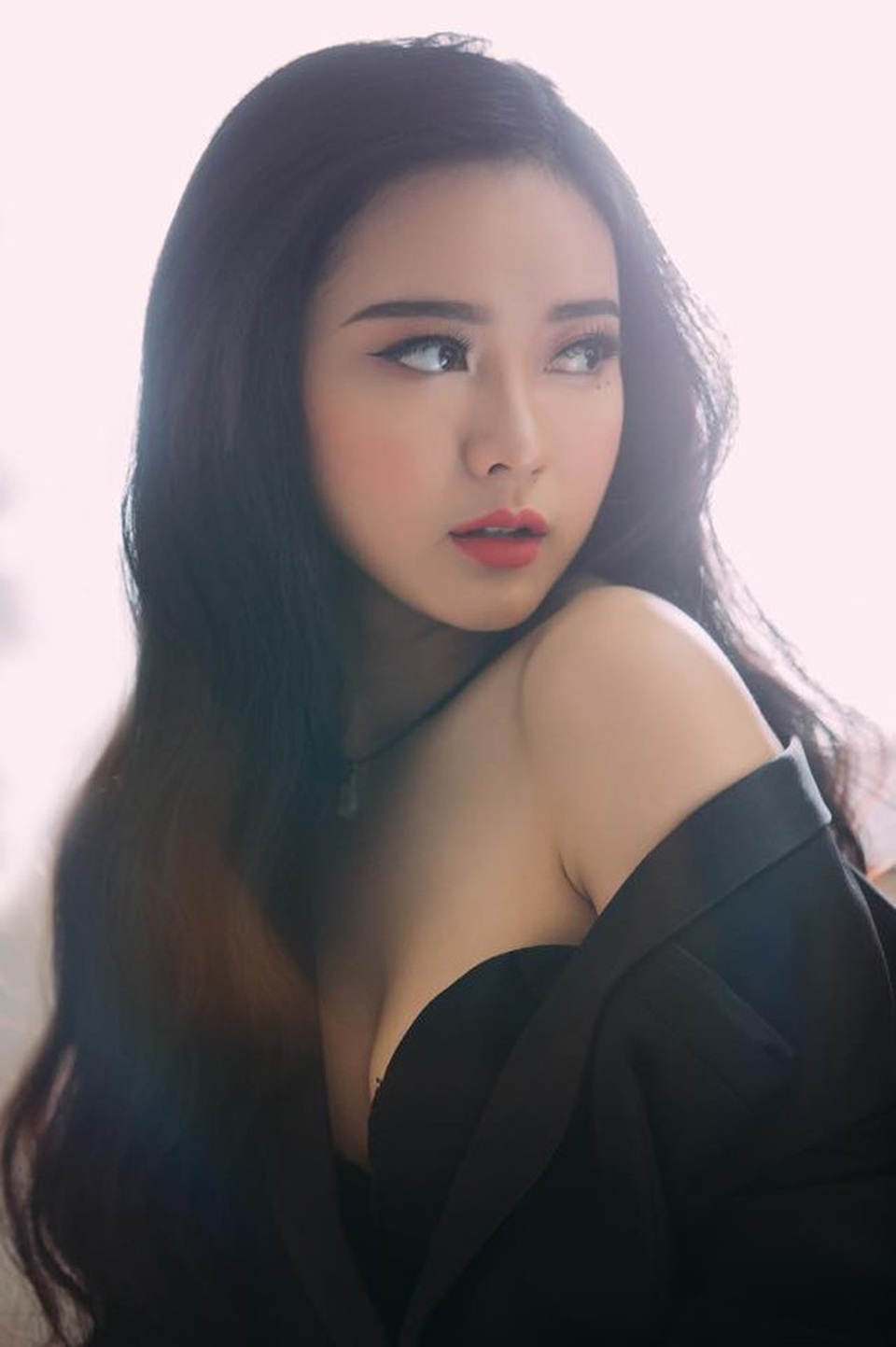 "Hot girl ảnh thẻ" rũ bỏ vẻ ngây thơ, gợi cảm bất ngờ sau 2 năm du học - 4 "Hot girl ảnh thẻ" rũ bỏ vẻ ngây thơ, gợi cảm bất ngờ sau 2 năm du học - 4