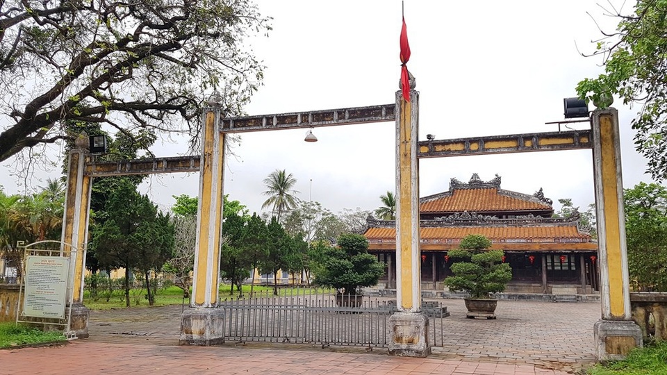 Cả nước treo cờ rủ vĩnh biệt nguyên Thủ tướng Phan Văn Khải - 18 Bảo tàng Lịch sử Thừa Thiên Huế