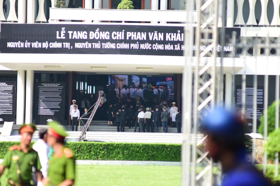 Cả nước treo cờ rủ vĩnh biệt nguyên Thủ tướng Phan Văn Khải - 7 Bên trong hội trường, từng đoàn khách đang xếp hàng vào viếng cố Thủ tướng Phan Văn Khải