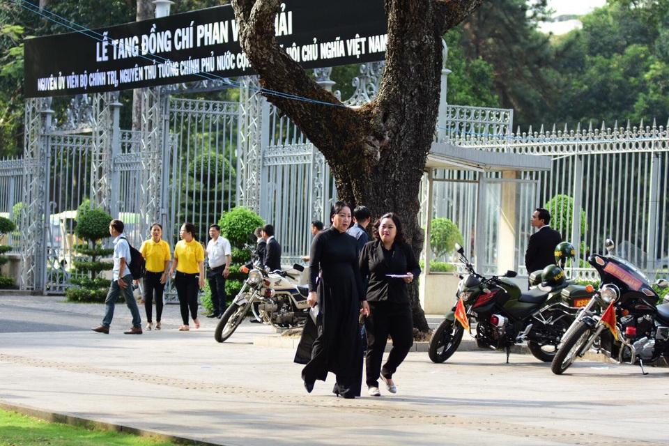 Cả nước treo cờ rủ vĩnh biệt nguyên Thủ tướng Phan Văn Khải - 9 Những khách viếng tang sớm nhất trong ngày hôm nay