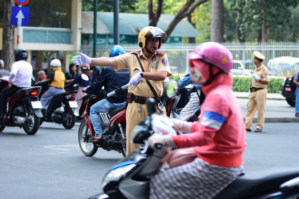 Cả nước treo cờ rủ vĩnh biệt nguyên Thủ tướng Phan Văn Khải - 10
Cảnh sát giao thông tất bật để đảm bảo an toàn giao thông trước cổng Hội trường Thống Nhất