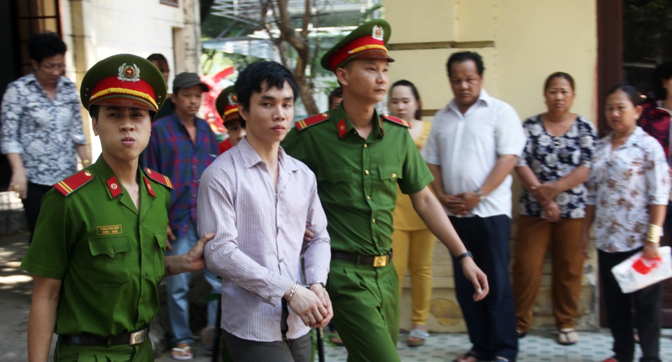 Tử hình kẻ cướp tài sản, giết bạn tình đồng tính - 1 Bị cáo Phong lãnh mức án tử hình.
