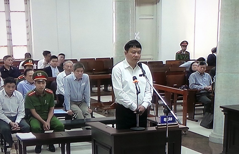 Ông Đinh La Thăng xin nhận trách nhiệm cho tất cả bị cáo - 1 Bị cáo Đinh La Thăng trả lời luật sư chiều 20/3.