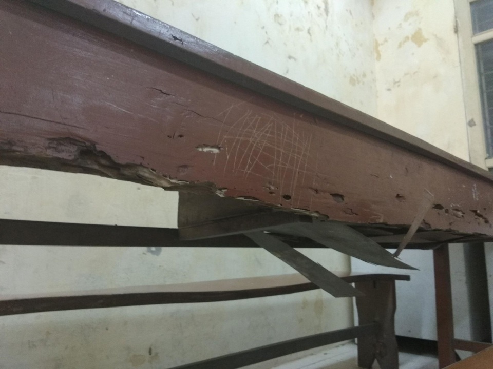 HS cấp cứu do vữa trần rơi trúng đầu: Giám đốc Sở GD&ĐT Hà Nội thị sát trường - 3 Bàn ghế xập xệ