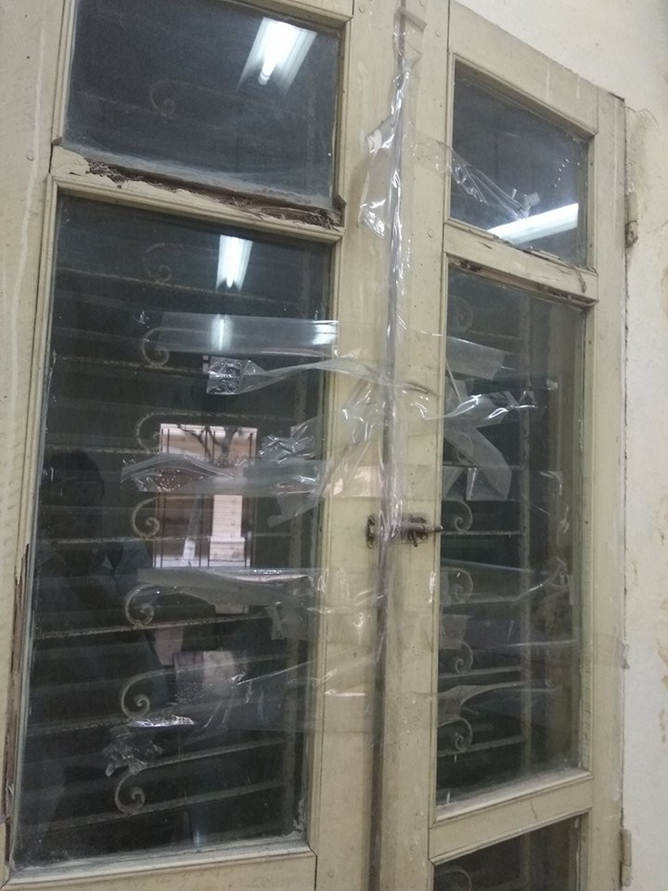 HS cấp cứu do vữa trần rơi trúng đầu: Giám đốc Sở GD&ĐT Hà Nội thị sát trường - 5 Cửa sổ phòng học rơi, nhà trường dùng băng kéo dán tạm bợ