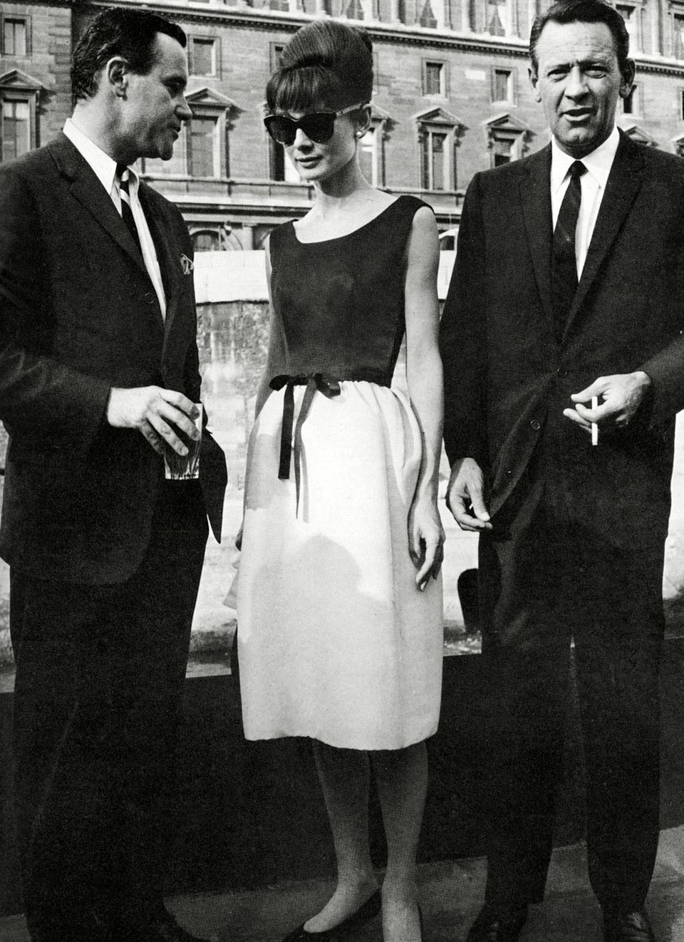 Audrey Hepburn và những bộ váy tuyệt đẹp của Givenchy - 17
Phim Paris When It Sizzles, 1964