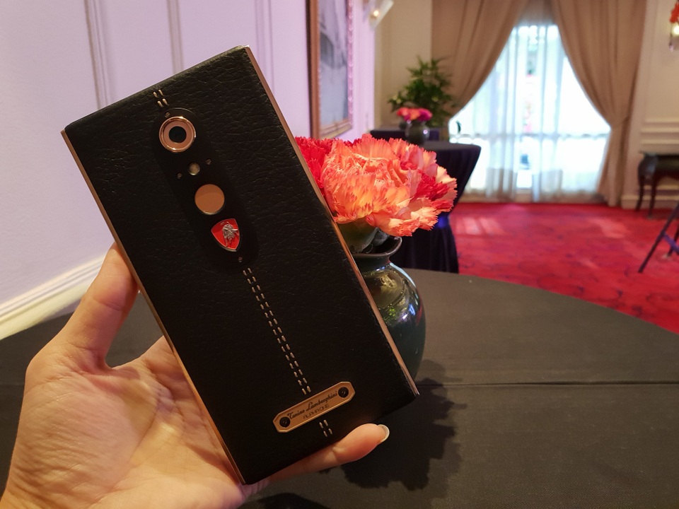 Điện thoại hạng sang của Tonino Lamborghini lần đầu tiên về Việt Nam - 2
Alpha One được thiết kế với vật liệu cao cấp có tên gọi hợp kim lỏng, một dạng vật chất có trọng lượng nhẹ, dẻo dai, chống va đập tốt.