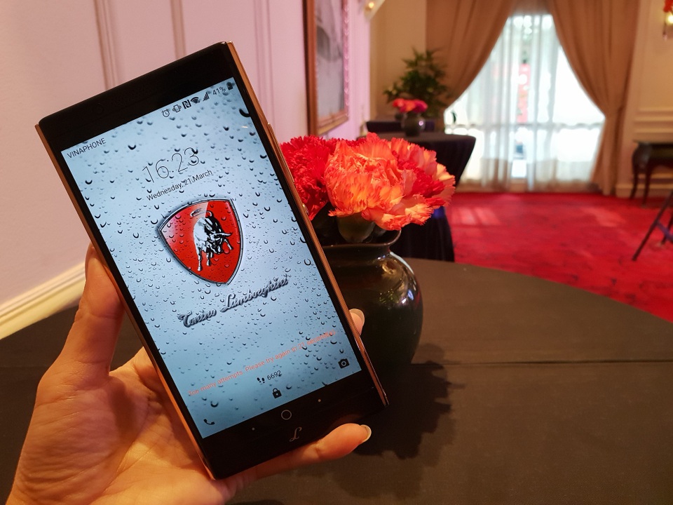Điện thoại hạng sang của Tonino Lamborghini lần đầu tiên về Việt Nam - 3
Màn hình màu WQHD 5.5” AMOLED được bọc kính Gorilla 4. Màn hình được trang bị lớp phủ chống vân tay và rất nhạy: người dùng có thể sử dụng khi tay ướt hay đeo găng, trong điều kiện thời tiết khắc nghiệt như khi trời mưa hoặc quá lạnh.