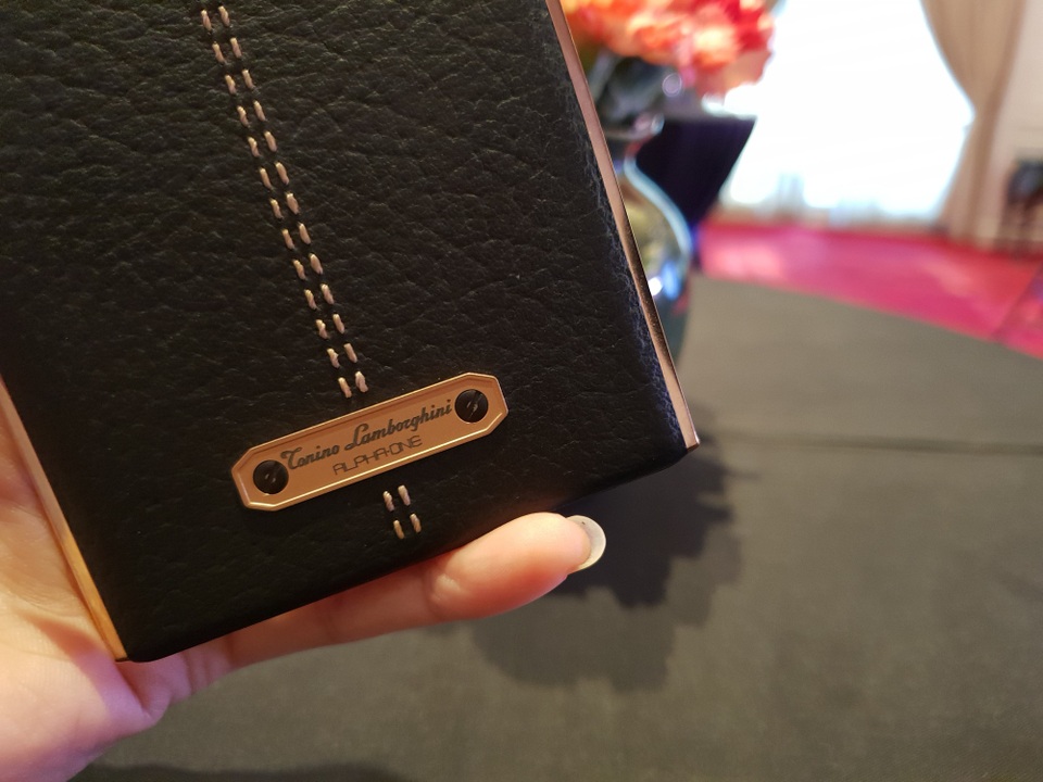Điện thoại hạng sang của Tonino Lamborghini lần đầu tiên về Việt Nam - 7
Máy sở hữu bộ vi xử lý Qualcomm Snapdragon 820, 4GB RAM, 64GB bộ nhớ trong và 128GB có khả năng mở rộng cho chất lượng tối đa.