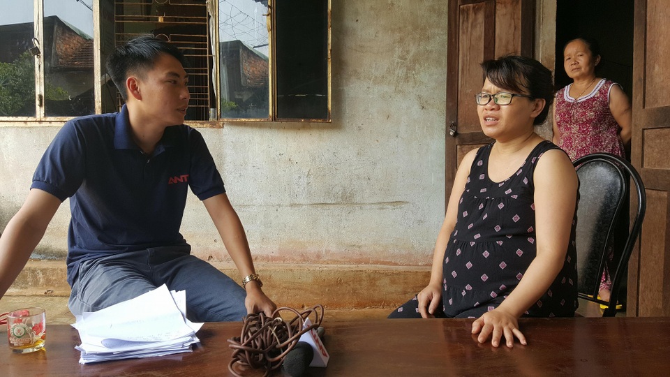 Thêm người tố cáo bị Hiệu trưởng lừa tiền chạy suất hợp đồng dài hạn - 1 Chị Dung phản ánh với PV về việc đòi lại tiền mãi nhưng không được
