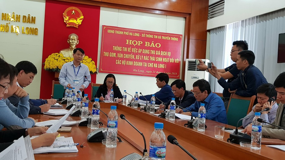 Vụ chợ sầm uất nhất Hạ Long vắng ngắt: Thành phố khẳng định tăng phí là đúng - 1
Tại cuộc họp báo chiều nay (21/3), đại diện UBND TP Hạ Long khẳng định mức giá thu gom, vận chuyển, xử lý rác tại chợ Hạ Long 1 là đúng qui định.