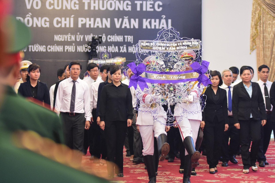 Thủ tướng Nguyễn Xuân Phúc chỉnh quốc kỳ phủ trên linh cữu ông Phan Văn Khải - 6
Tính đến 15h chiều 21/3, có khoảng 180 đoàn vào viếng ông Phan Văn Khải.