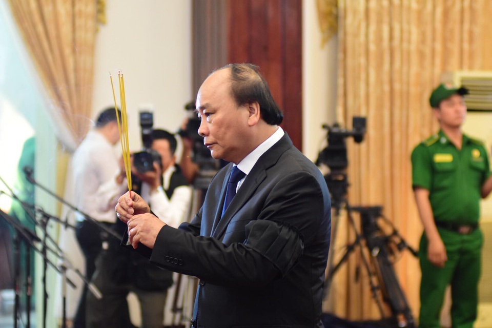 Thủ tướng Nguyễn Xuân Phúc chỉnh quốc kỳ phủ trên linh cữu ông Phan Văn Khải - 1 Thủ tướng Nguyễn Xuân Phúc chỉnh quốc kỳ phủ trên linh cữu ông Phan Văn Khải - 1