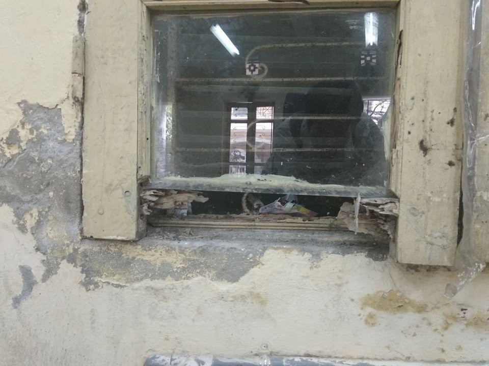 HS cấp cứu do vữa trần rơi trúng đầu: Giám đốc Sở GD&ĐT Hà Nội thị sát trường - 4 Tường lớp học nứt rơi, cửa bong tróc