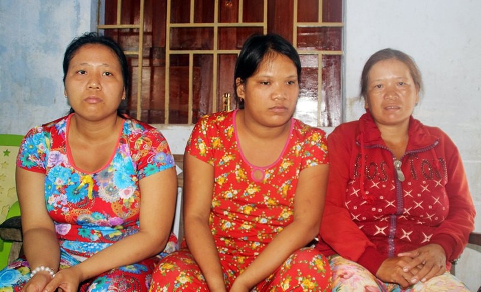 Thương góa phụ một tay nuôi 2 con tâm thần và 2 con thơ ăn học - 1 Chị Vân thường bỏ 2 đứa con bị tâm thần và 2 con nhỏ còn đang học lớp 1 và lớp 11 để vào tận TP. Hồ Chí Minh bán bánh dạo kiếm từng đồng bạc lẻ để lo cho 4 đứa con.