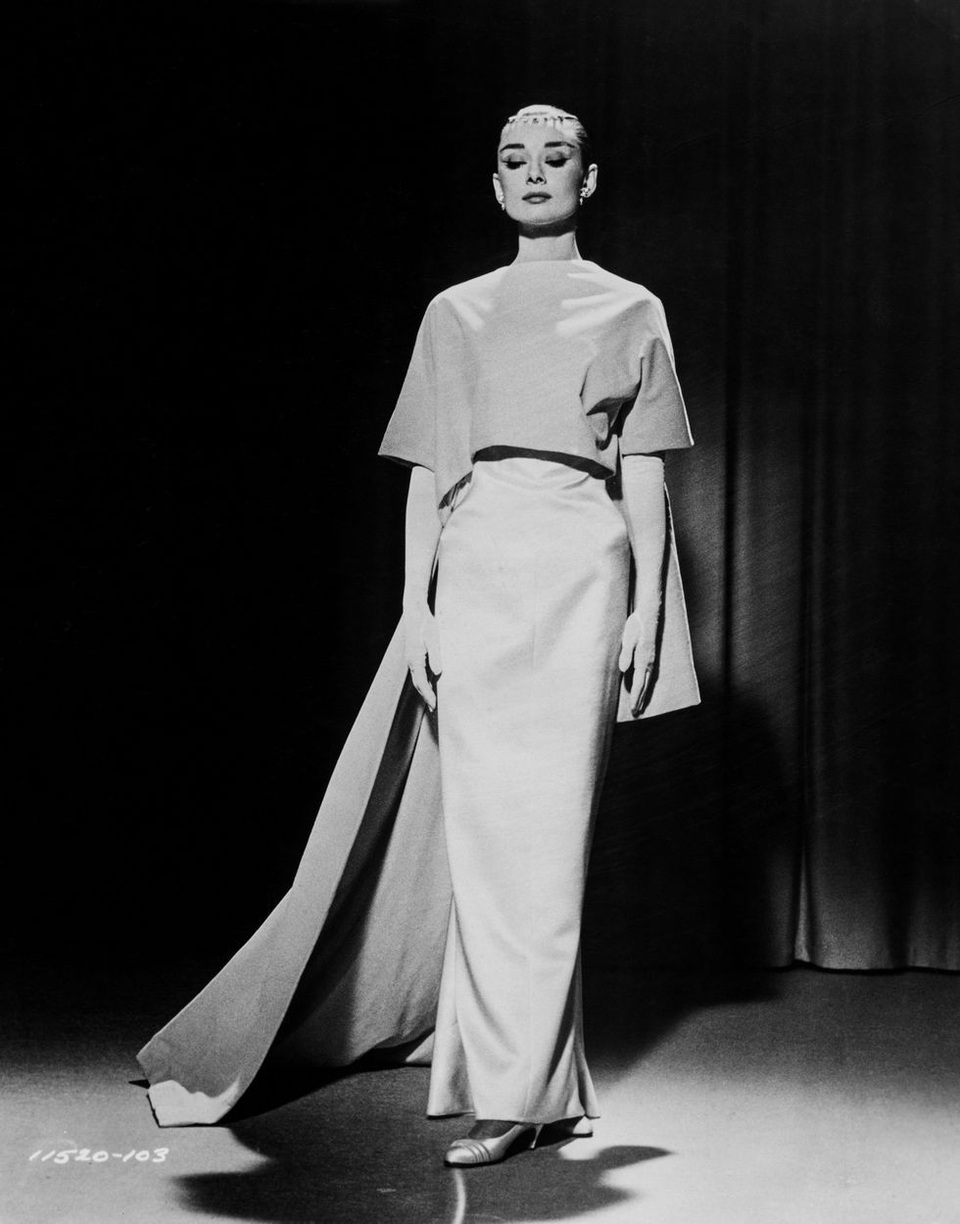 Audrey Hepburn và những bộ váy tuyệt đẹp của Givenchy - 10
Audrey Hepburn và chiếc váy dạ hội rất tinh tế